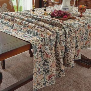 Detail van vintage vogel- en bloemmotieven op dik katoenen linnen rechthoekig tafelkleed