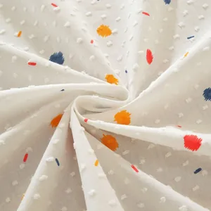 Détail de nappe en coton avec pois colorés et texture jacquard en relief 3D