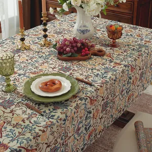 Detailopname van vintage jacquard tafelkleed met bloemenpatroon en elegante kwastjes