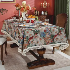 Detail van het jacquard tafelkleed met bloemen en elegante franje kwastjes
