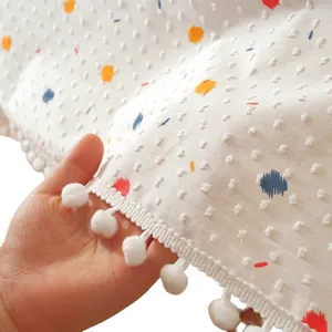 Nappe rectangulaire blanche avec points colorés et décoration de franges à pompons