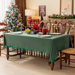 Massief bosgroen katoen-linnen tafelkleed met handgemaakte kwastjes voor de kersttafel