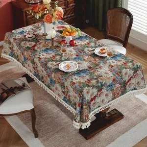 Detail van dik jacquard bloemen tafelkleed met vintage franjes afwerking