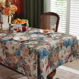 Detail van een bohemien rechthoekig tafelkleed met vintage bloemig jacquardpatroon