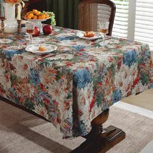 Detail van dik jacquard tafelkleed met bohemien bloempatronen en vogels dessin