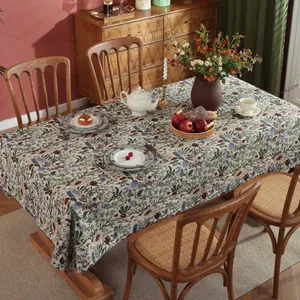 Detail van jacquard gebloemd rechthoekig tafelkleed met luxe vintage pastoraal patroon
