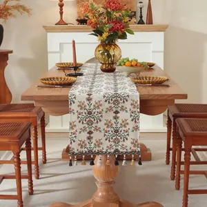 Dettaglio della trama del runner jacquard con nappe fatte a mano multicolore