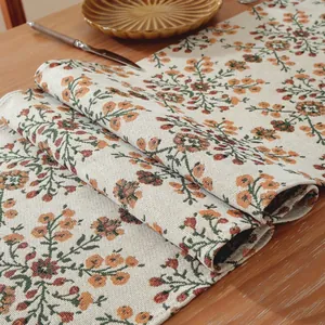 Dettaglio del runner da tavola jacquard con motivi floreali e trama spessa di qualità