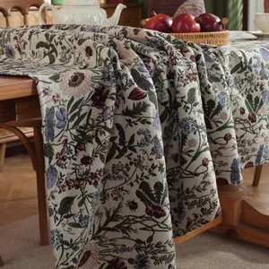 Detailopname van retro jacquard campingtafelkleed met bloemen- en libellenpatroon