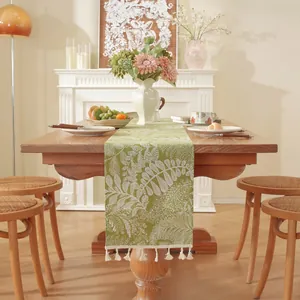 Chemin de table vert avec motifs de feuilles botaniques et franges élégantes