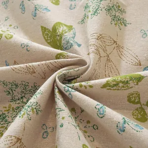 Détail de la nappe en coton et lin avec motif floral et texture de tissu souple et douce