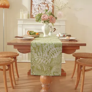 Chemin de table floral vert olive sur table en bois au style crème français