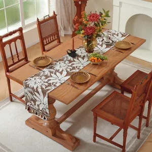 Dettaglio di motivi tropicali e frange eleganti su un runner da tavola in stile boho