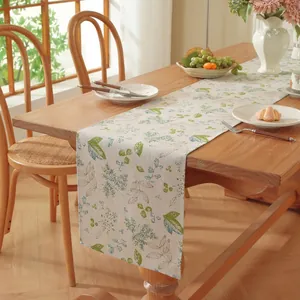 Détail du chemin de table pastoral avec motifs floraux et texture de lin de haute qualité