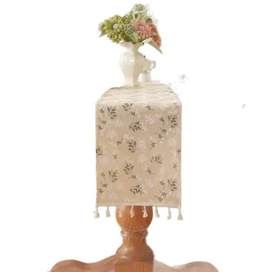 Chemin de table français crème avec motifs floraux et glands sur support en bois