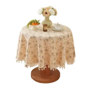 Nappe ronde fleurie avec pompons beiges pour décor de salle à manger ou café chaleureux