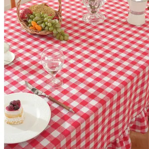 Detail van rood-wit geruit tafelkleed met elegante ruches voor rechthoekige eettafels