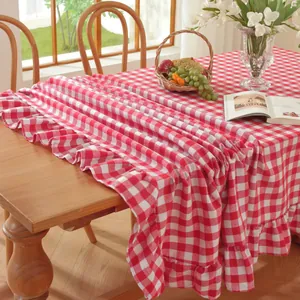 Rood-wit geblokt rechthoekig tafelkleed met elegante ruches voor kerst- en nieuwjaarsdecor