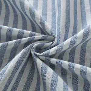 Macro-opname van blauw-wit gestreepte stoftextuur met elegante spiraalvormige vouwen