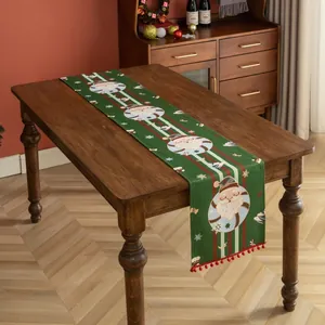 Runner da tavola natalizio con Babbo Natale jacquard e pompon rossi su tessuto verde