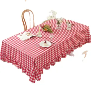 Rood en wit geruit tafelkleed met ruches voor kerstdecoratie op de eettafel