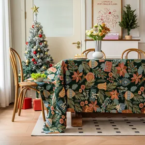 Vintage groene kersttafelkleed met jacquard patronen en feestelijke dennennaalden