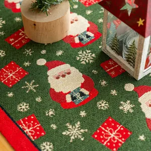 Dettaglio del runner natalizio verde con jacquard di Babbo Natale, fiocchi e scatole regalo