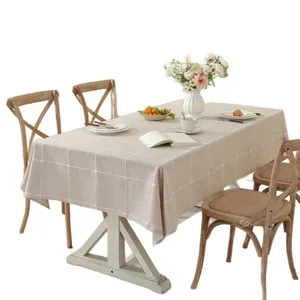Mantel rectangular beige de lino sintético con diseño de rejilla blanca y borlas