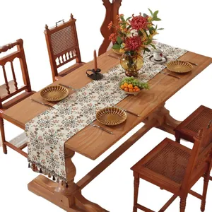 Chemin de table en coton lin beige avec motif floral rétro et pompons élégants