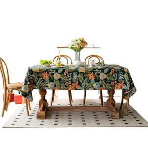 Luxe donkergroen kersttafelkleed met bloemmotieven gemaakt van dikke jacquard stof