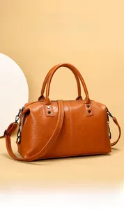 Detailaufnahme der braunen Boston Bag mit dunklen Metallbeschlägen und feinen Nähten