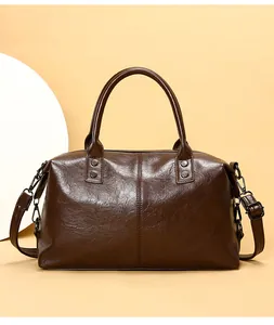 Detailansicht der dunkelbraunen Boston-Tasche aus Vintage-Kunstleder mit Metallnieten