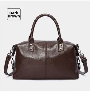 Detailansicht der dunkelbraunen Vintage-Lederhandtasche mit Metallnieten und Reißverschluss