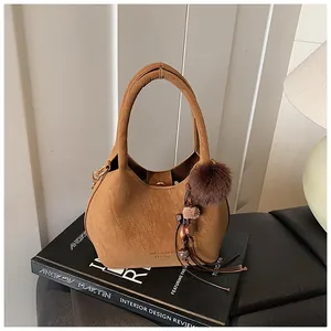 Borsa a Secchiello in Pelle PU Vintage per Donna Borsa a Tracolla con Texture Scamosciata Con Ciondolo a Pompon e Nappina Catena in Metallo
