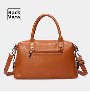 Detailansicht der Rückseite einer großen braunen Shopper-Tasche mit Reißverschlussfach