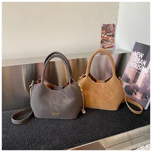 Eleganti borse a secchiello in pelle grigio scuro e marrone con tracolla a catena