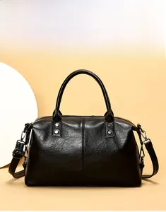 Details der Lederstruktur und Silbernieten an einer schwarzen Boston-Handtasche