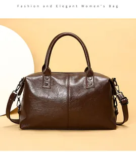Nahaufnahme einer Vintage-Handtasche aus braunem Leder mit Metallic-Beschlägen
