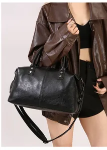 Detail der schwarzen Vintage Boston Bag mit Silbernieten und abnehmbarem Schultergurt
