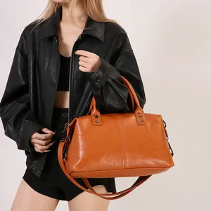 Große Retro-Henkeltasche in Hellbraun mit verstellbarem Schultergurt und viel Stauraum
