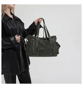 Detail der armeegrünen großen Totebag mit Nieten und Vintage-Lederstruktur für Damen