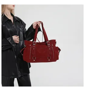 Detailansicht der großen dunkelroten Shopper-Tasche mit Reißverschlüssen im Biker-Stil