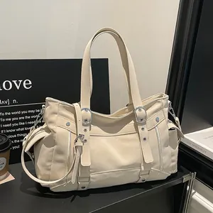 Schicke cremefarbene Multi-Pocket-Tasche mit Silbernieten und Umhängeriemen