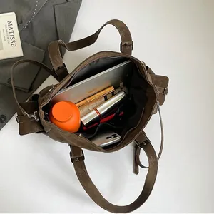 Große dunkelbraune Vintage-Tragetasche mit geräumigem Innenraum für den Arbeitsalltag