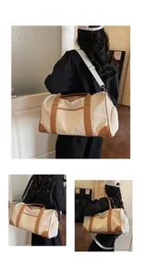 Detailansicht der großen Segeltuch Reisetasche mit Lederriemen und Reißverschlusstasche