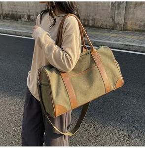Detailansicht der olivgrünen Segeltuchtasche mit Lederakzenten an einem Model