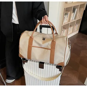 Detail der Canvas Reisetasche mit Lederbesatz, Doppelgriffen und Außentasche