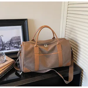 Nahaufnahme der Vintage-Reisetasche aus Segeltuch mit Ledergriffen und Metallreißverschluss