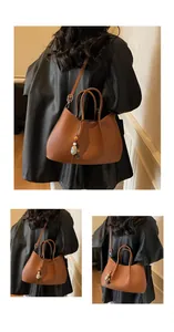 Braune Shopper-Tasche aus Leder mit Wellenkante und Vintage-Anhänger-Detail