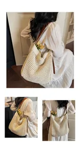 Vue détaillée du sac cabas en crochet beige avec bandoulière en cuir marron de qualité